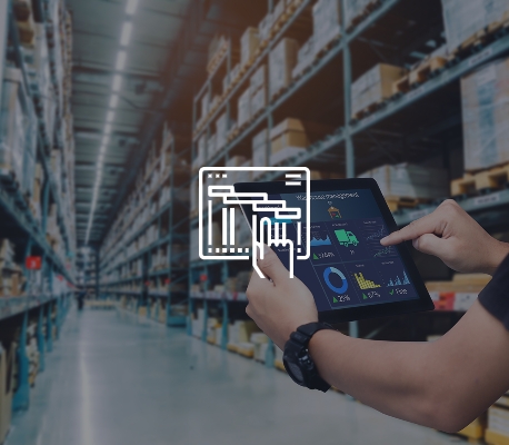 Gestione Digitale del Magazzino Persona che usa un tablet in un magazzino, con un diagramma di Gantt sovrapposto all'immagine.