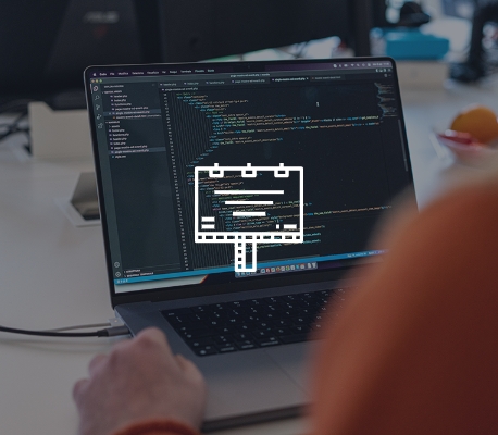 Programmazione su Laptop Persona che programma su un laptop con codice visibile sullo schermo.