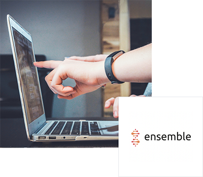 Collaborazione al Computer Due mani davanti a un laptop con il logo 'ensemble'.