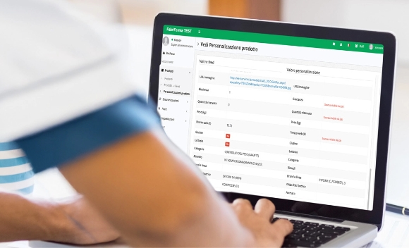 Analisi di un Sistema Gestionale su Laptop Persona utilizza laptop con un'interfaccia di sistema gestionale per la personalizzazione dei prodotti.